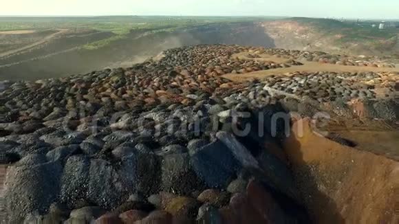 采石场的五彩石堆视频的预览图
