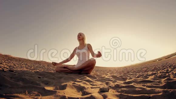 穿着白色衣服做瑜伽的年轻漂亮女孩视频的预览图