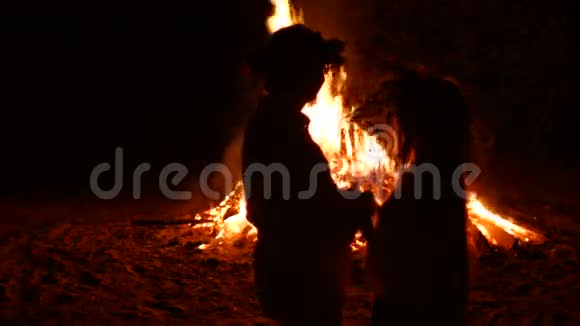 伊万库帕拉在篝火旁跳舞视频的预览图