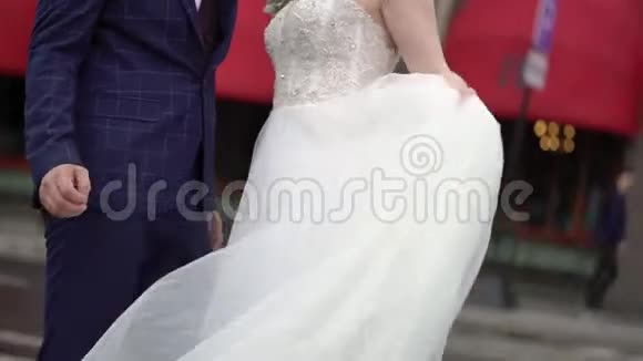 新郎新娘走路视频的预览图