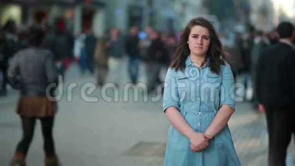 年轻女子在街上摆姿势视频的预览图