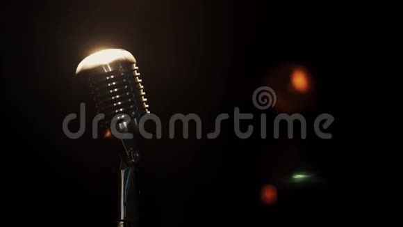 观看音乐会金属老式麦克风请在聚光灯下的空栏中停留在舞台上视频的预览图