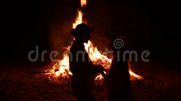 伊万库帕拉在篝火旁跳舞视频的预览图
