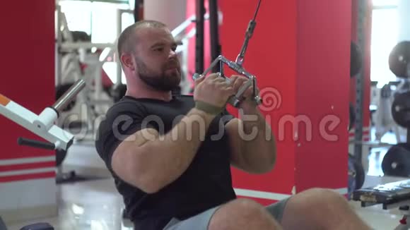 强壮的肌肉男在健身房做不同的运动视频的预览图