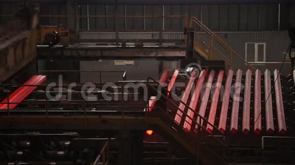 钢铁铸造厂的成品铁梁出现视频的预览图