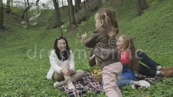 一家人和孩子在一个美丽的晴天玩耍视频的预览图