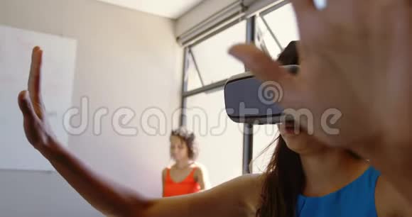 女性高管使用虚拟现实耳机4k视频的预览图