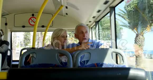 乘坐4K公共汽车的女性通勤者视频的预览图