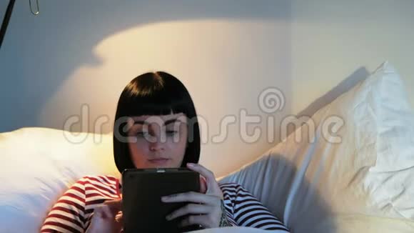 卧室4k的女士使用数码平板电脑视频的预览图