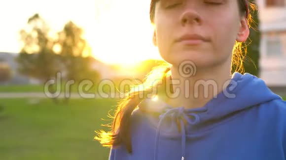日落时分女人在户外跑步视频的预览图