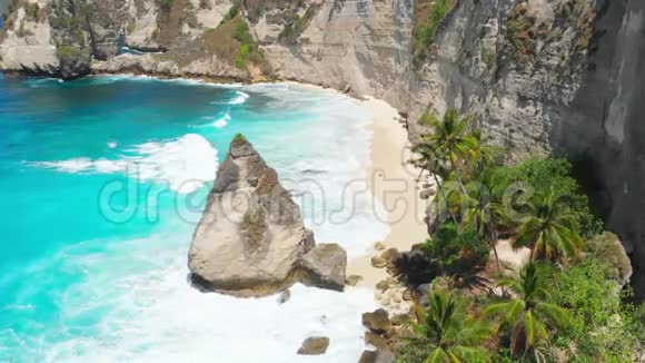 美丽的海滩与悬崖在努沙佩尼达岛空中无人机观赏热带景观视频的预览图