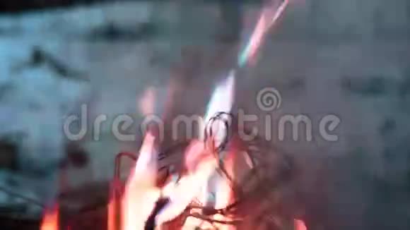 在火灾中发射电线视频的预览图