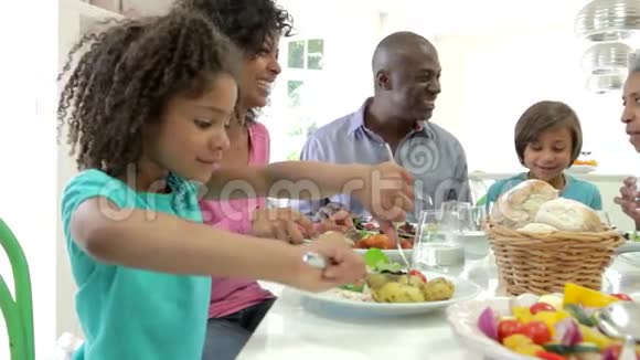 多代非裔美国人家庭在家吃饭视频的预览图