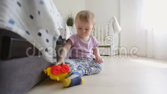 可爱的男婴在卧室的地板上玩耍视频的预览图
