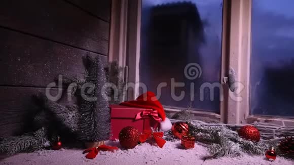 冬天的窗户有冰雪圣诞装饰礼物视频的预览图