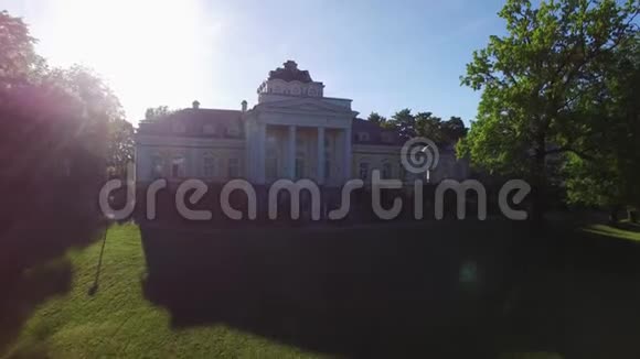 晚上的历史宫殿建筑视频的预览图