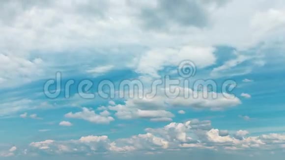 蓝天上蓬松的白云视频的预览图