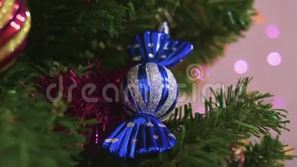 以圣诞元素装饰的圣诞树视频的预览图