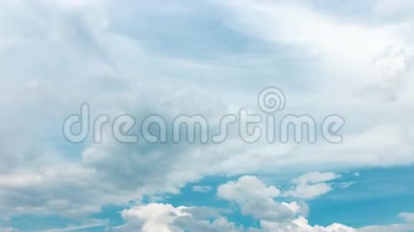蓝天上蓬松的白云视频的预览图