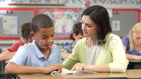 教师与男学生在课堂上的阅读视频的预览图