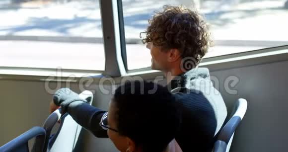 4k公交车上使用手机的女性通勤者视频的预览图