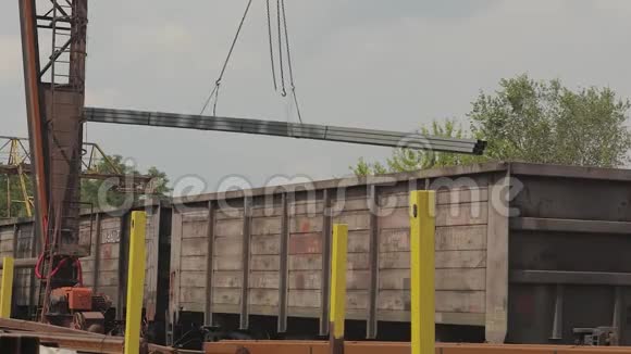 龙门起重机将型材管道装入货车将金属装入仓库大型龙门起重机视频的预览图
