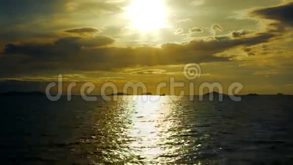 壮观的金色日落天空和热带海洋视频的预览图