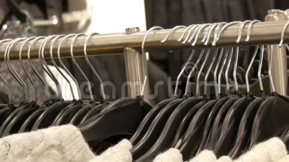 时尚的衣服挂在商场服装店的衣架上视频的预览图