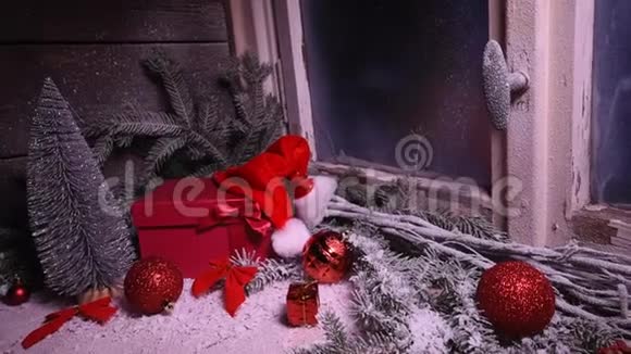 冬天的窗户有冰雪圣诞装饰礼物视频的预览图