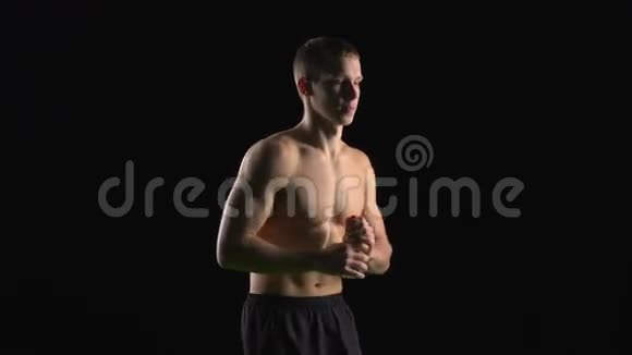 肌肉男慢跑黑色的视频的预览图