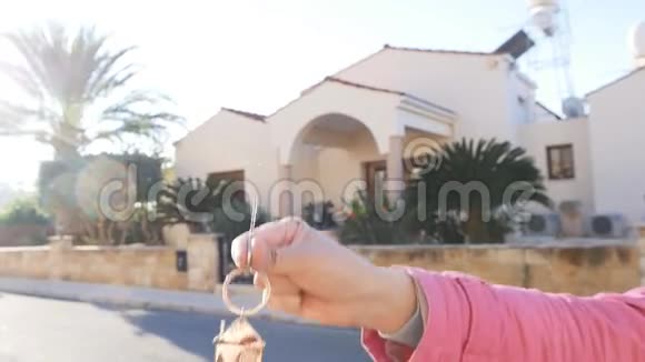 一只手拿着新家的钥匙视频的预览图