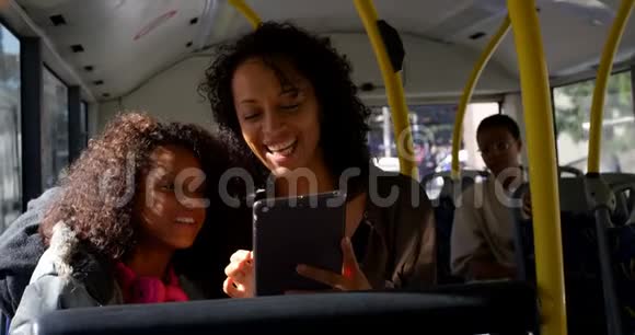 乘坐4k公共汽车时使用手机的男性通勤者视频的预览图