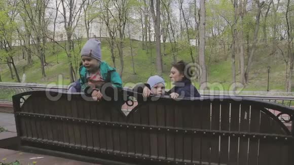 一家人和孩子在一个美丽的晴天玩耍视频的预览图