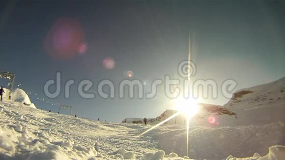滑雪者沿着斜坡滑雪视频的预览图