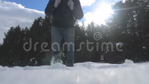 人的脚在深雪的冬天慢动作录像徒步旅行者背着背包在雪地森林的冬天散步视频的预览图