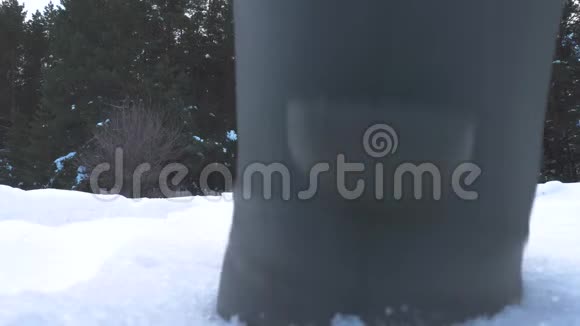 人的脚在深雪中行走慢动作视频带背包的人在雪林冬天散步克服困难视频的预览图