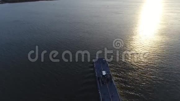 特拉华河图格船和驳船的空中飞行视频的预览图