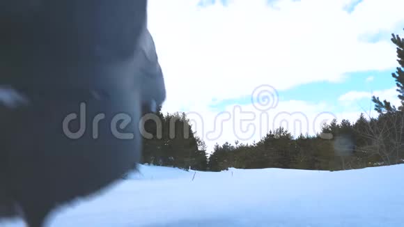 人的脚在深雪中行走慢动作录像带着背包的人在雪地森林冬天散步即将到来视频的预览图