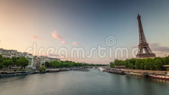 巴黎法国6月19日2018年埃菲尔铁塔日时间快速移动视频的预览图