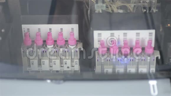 制药业制药厂生产线机器输送机视频的预览图