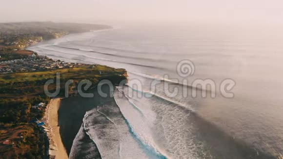 大海浪的海岸线鸟瞰日落时巴厘岛的海滩和海浪视频的预览图