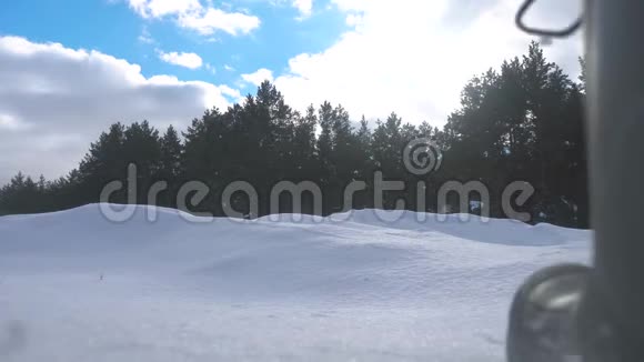 人的脚在深雪的冬天慢动作视频带着背包的旅行者在雪地森林的生活方式中散步视频的预览图