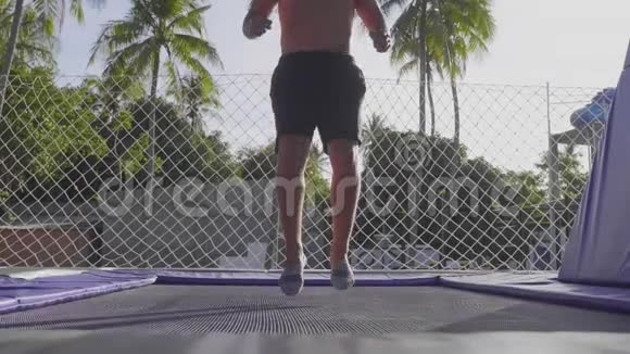 专业体操运动员在蹦床上跳跃慢动作表演视频的预览图