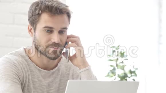 男士在办公室与顾客通电话视频的预览图
