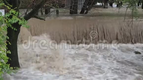 大雨过后塞里奥河涨了贝加莫省意大利北部视频的预览图