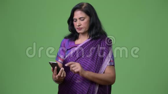 成熟漂亮的印度女人用电话视频的预览图
