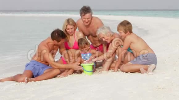 多代家庭沙滩度假乐趣视频的预览图