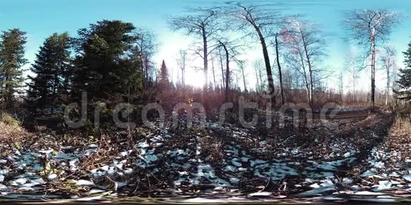 4K360VR虚拟现实的一个美丽的山景在秋天的时候冰雪覆盖的俄罗斯山脉视频的预览图
