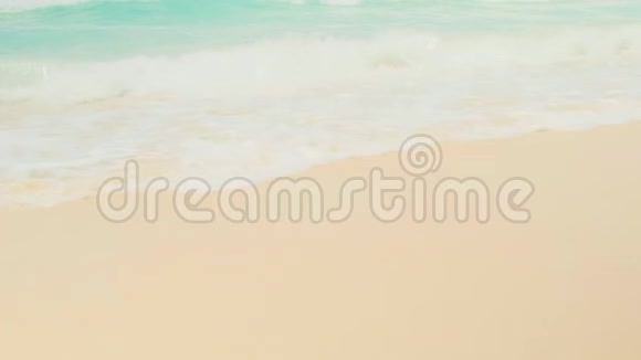 在岛上热带海滩上看到波浪美丽岛上的海蓝碧波拉齐奥海滩普拉斯林岛视频的预览图
