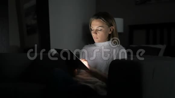 晚上用平板电脑的女人视频的预览图